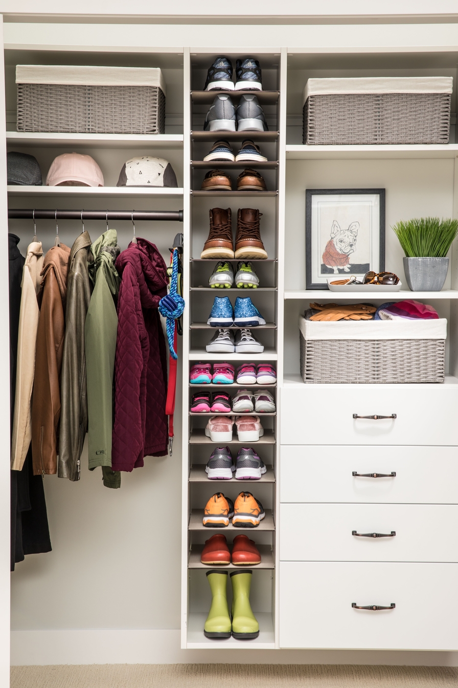 Built-in wardrobe system with integrated organization